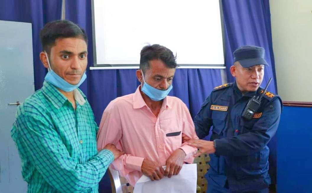 बाँके प्रहरीले २० बर्ष देखि हराएको ब्यक्तीलाई पारिवारको जिम्मा