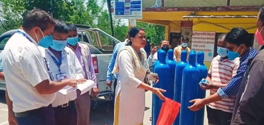 सांसद गंगा चौधरीले दाङ्गको दुईवटा अस्पताललाई स्वास्थ्य सामग्रीहरू हस्तान्तरण