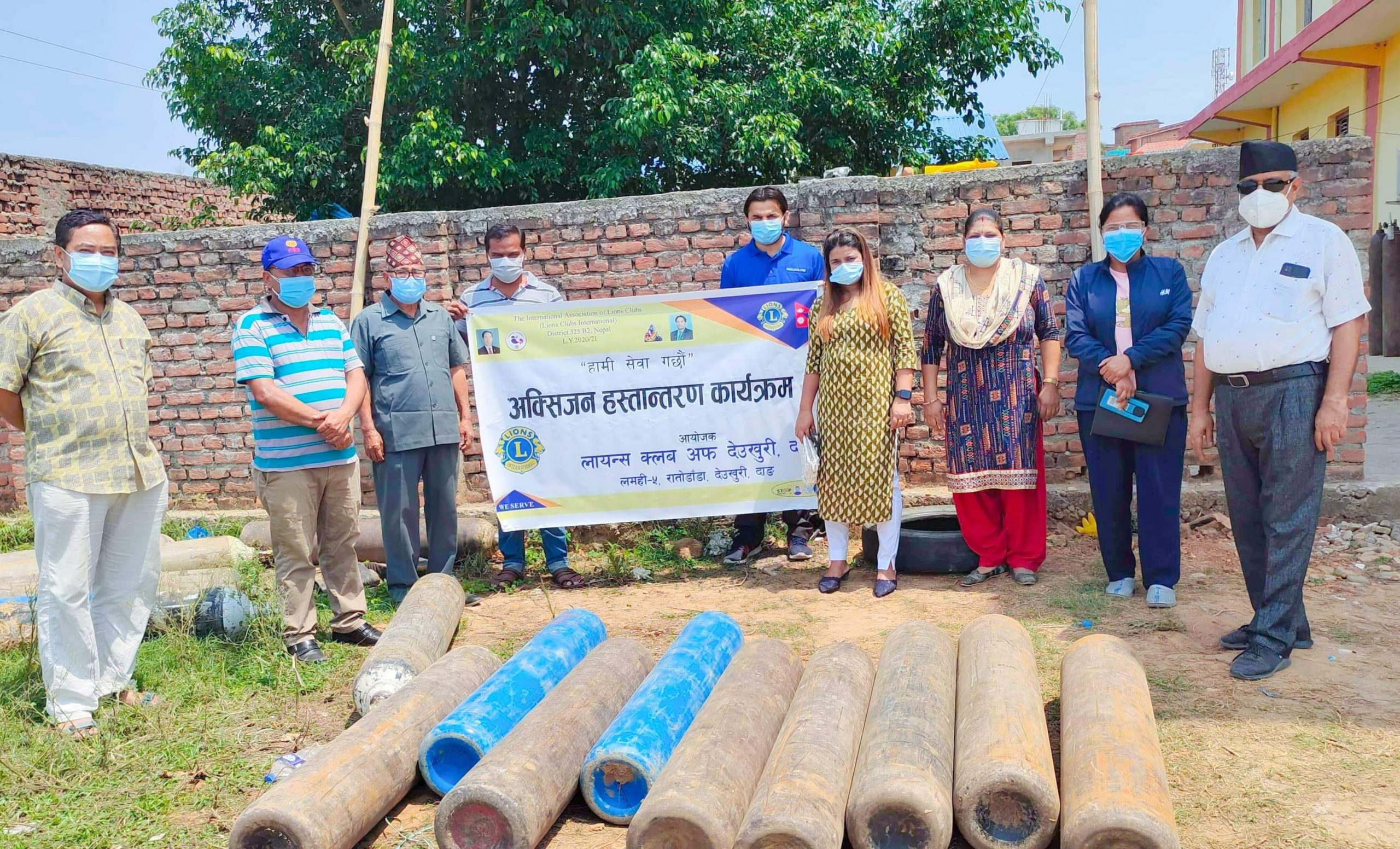 बिरामीको लागि अक्सिजन सिलिन्डर सहयोग गर्दै लायन्स क्लबका युवाहरू