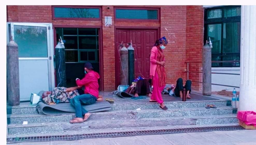 दाङमा संक्रमितको बेहाल बेड नहुँदा भुइँमा राखेर उपचार गर्दै