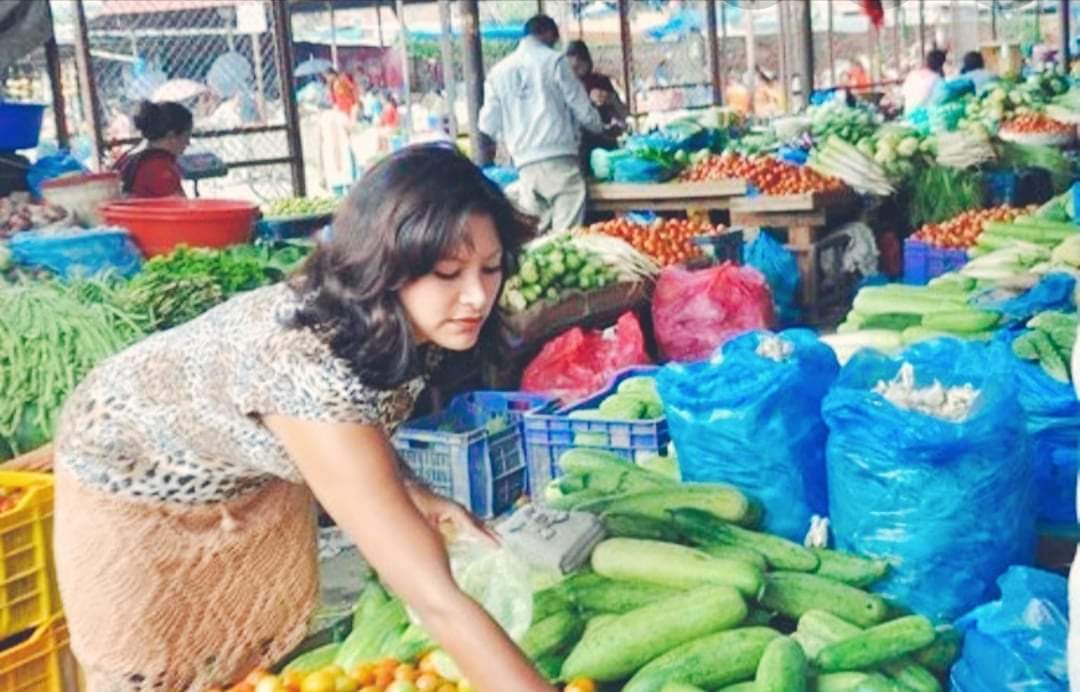 लकडाउनमा बिक्री नभए पछी खेतमै कुहिन थाले तरकारीहरु