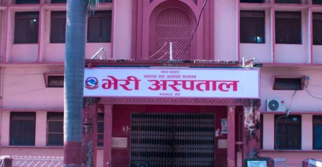 बिरामीको मृत्यु भएपछी आफन्तले भेरी अस्पतालमा नर्समाथि हातपात गरे