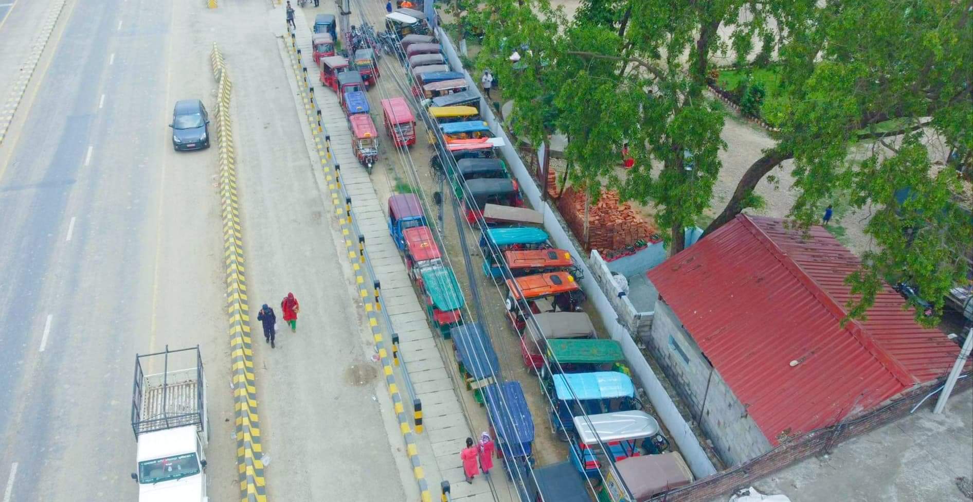 कोहलपुर प्रहरीले लकडाउनको अवज्ञा गर्ने सय भन्दाबढी अटो रिक्सा होल्ड कार्वाही