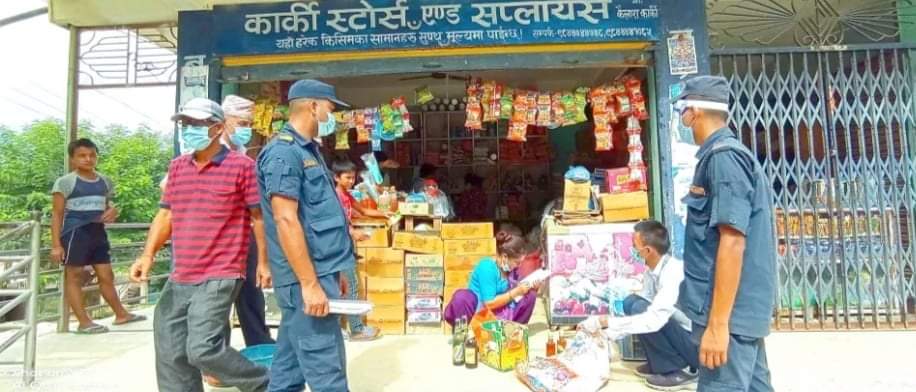 कञ्चनपुर र गुलरिया बजारबाट म्याद नाघेको सामान बरामद