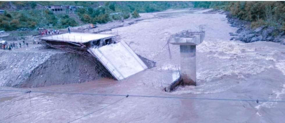 ओखलढुंगाको सुनकोशी बाढीले बगायो निर्माणाधीन पुल