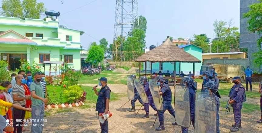 भिड नियन्त्रण तथा मानव अधिकार बारे प्रहरी कर्मचारीलाई पुनर्ताजगी तालिम दिदै डिएसपी खनाल