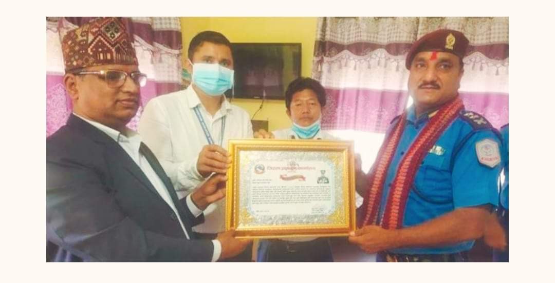 जिल्ला प्रशासन दाङले गर्‍यो एसपी गणेश चन्दलाई सम्मानित