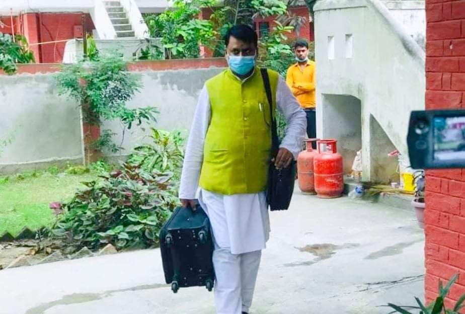 पदमुक्त भएका मन्त्री सोनल सुटकेस लिएर मोटरसाइकलमा घरतिर लागे