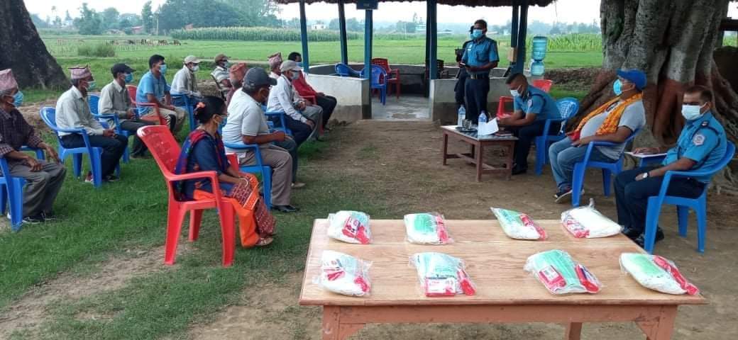 बर्दिया प्रहरी प्रमुख एसपी कार्कीले पुर्व प्रहरीलाई स्वास्थ्य सामाग्री वितरण