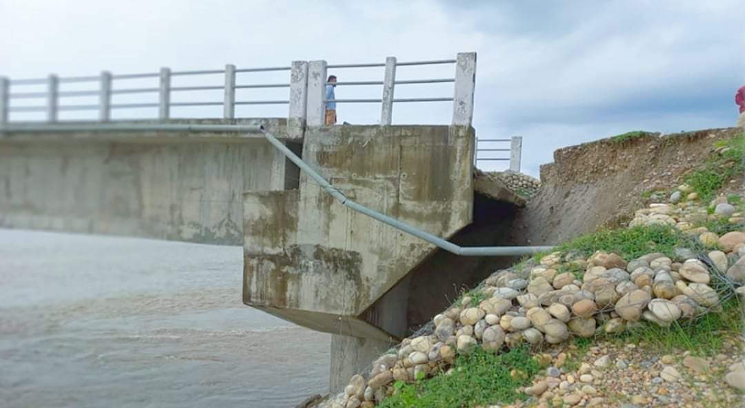 टीकापुर र राजापुर जोड्ने सत्ती पुल भासियो