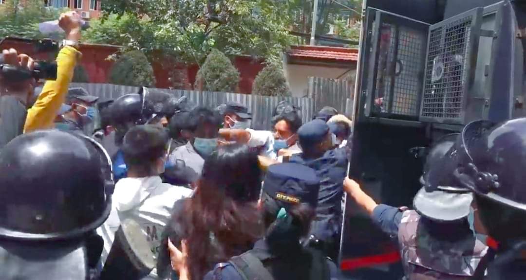 काठमाडौं सिंहदरबार घेराउ गर्न गएका इन्जिनियरहरु प्रकाउ