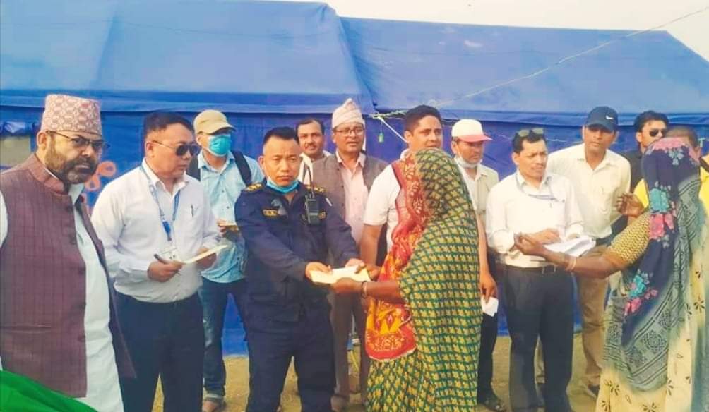 जांदा-जादै कुरुम्वांग र रानाले गरे अग्नि पीडितलाई राहत सहयोग