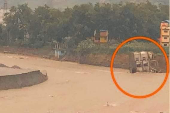 मेलम्चीको खोलाले बगायो एक घरलाई