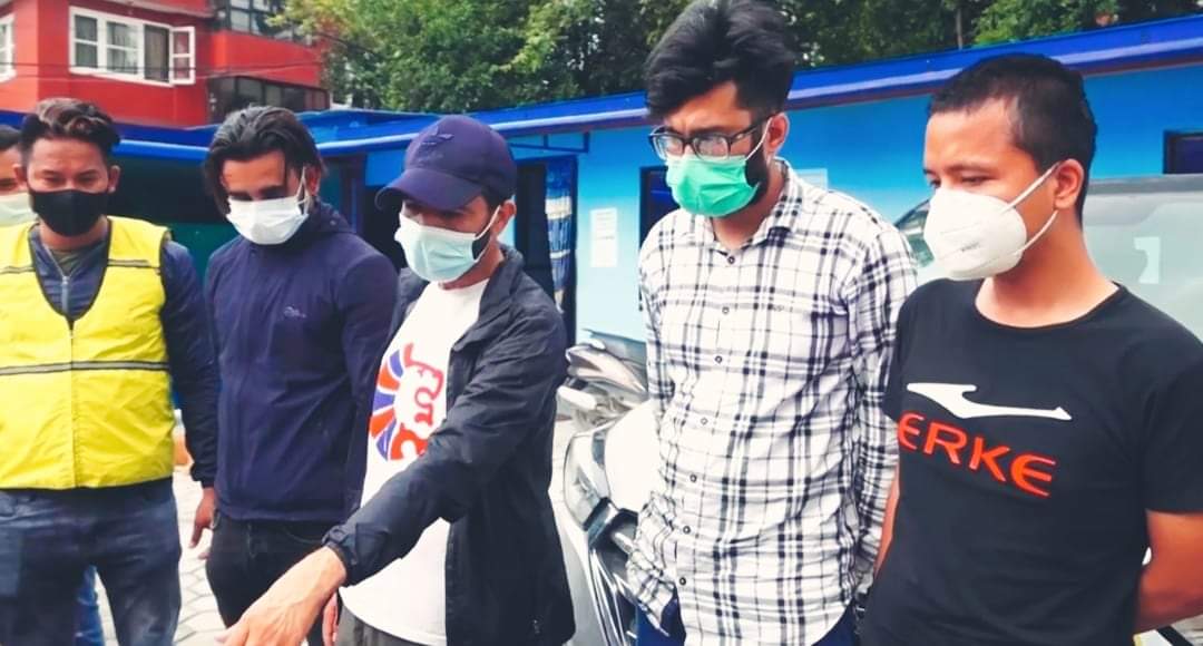 चोरीका गाडी र नक्कली ब्लुबुक बेच्ने गिरोहहरु काठमाडौंबाट पक्राउ