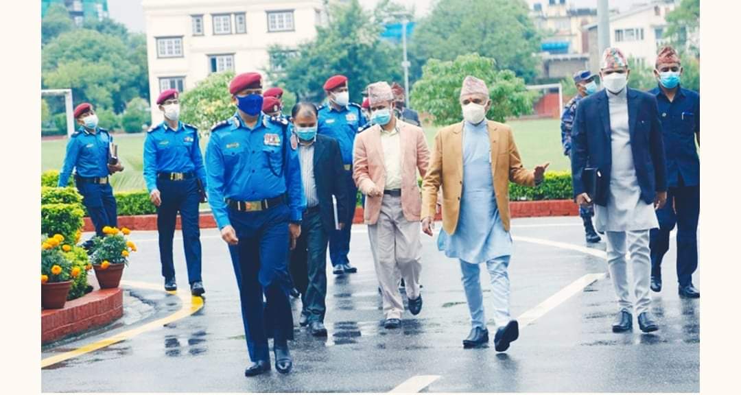 प्रहरी प्रधान कार्यालयमा नवयुक्त गृहमन्त्री खगराज अधिकारीको निरीक्षण