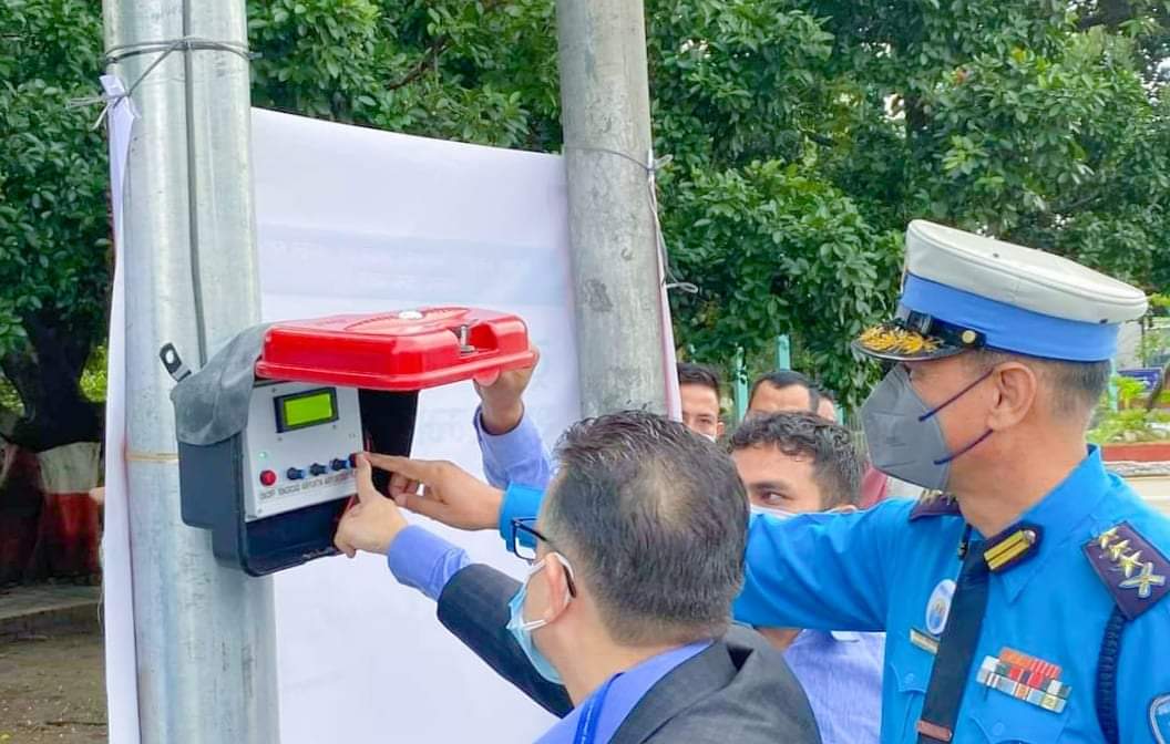 बिहीबारदेखी बल्न थाल्यो एयरपोर्ट गेटमा ट्राफिक लाईटहरु