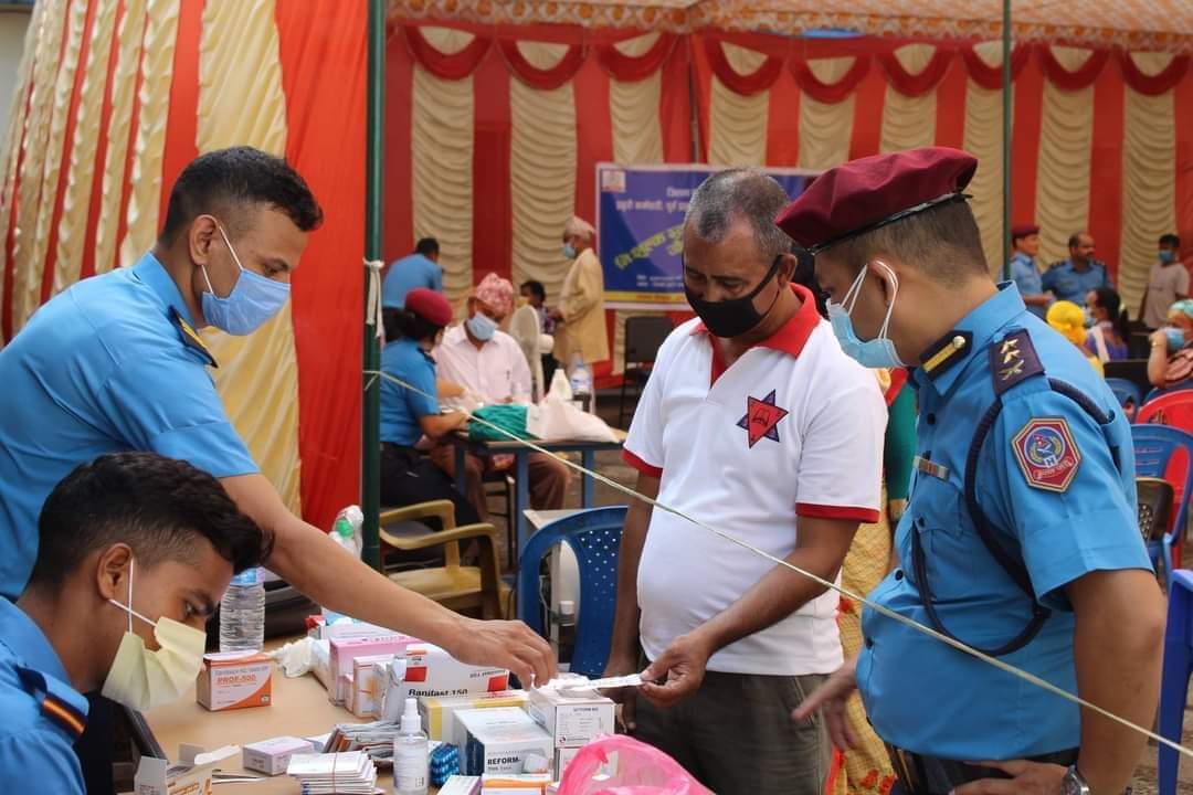 प्रहरी अस्पताल र बर्दिया प्रहरीको आयोजनामा नि:शुल्क स्वास्थ्य चेकजाँच र औषधी वितरण