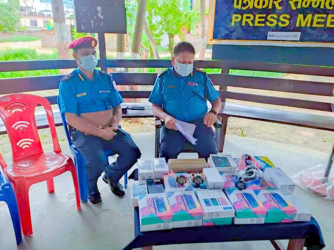 बाँके प्रहरीले मोबाईल पसलमा चोरी गर्ने नाबालक सहित ३ जना पक्राउ