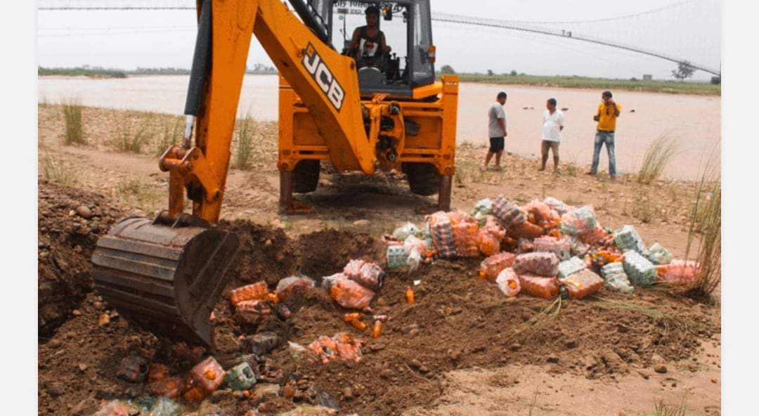 राप्ती नदिमा फालिएको म्याद गुज्रिएको (पेय पदार्थ) डिस्पोज