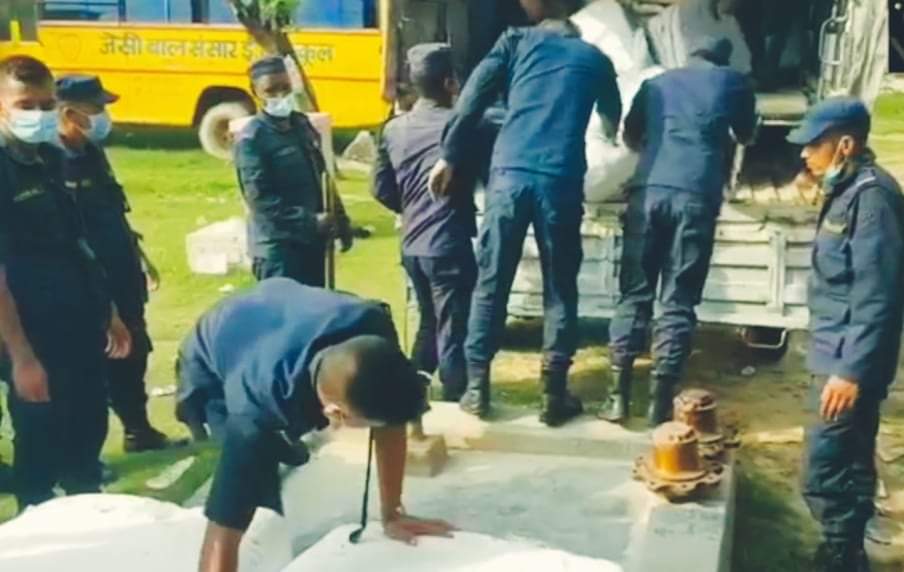 बाँके प्रहरीले भन्सार छलेर ल्याएको आठ लाखको अबैध समानहरु पक्राउ