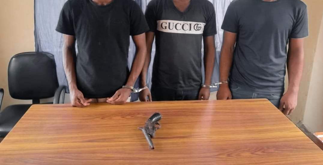 पर्सा प्रहरीले कटुवा पेस्तोलसहित वीरगञ्जबाट ३ जना पक्राउ