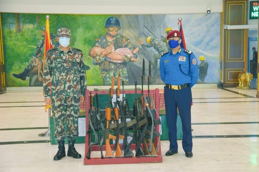 नेपाली सेनाले दियो नेपाल प्रहरीलाई अत्याधुनिक हतियारहरु