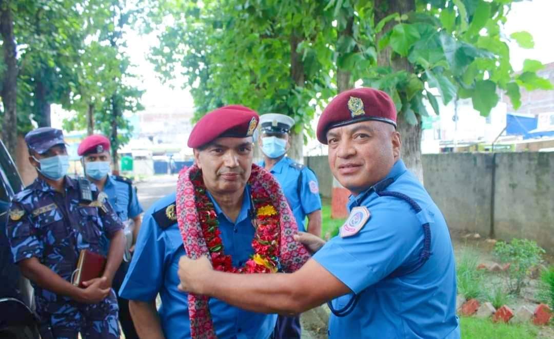 डिआइजी मुकुन्द आचार्यलाई बर्दिया एसपी ईश्वर कार्कीको स्वागत