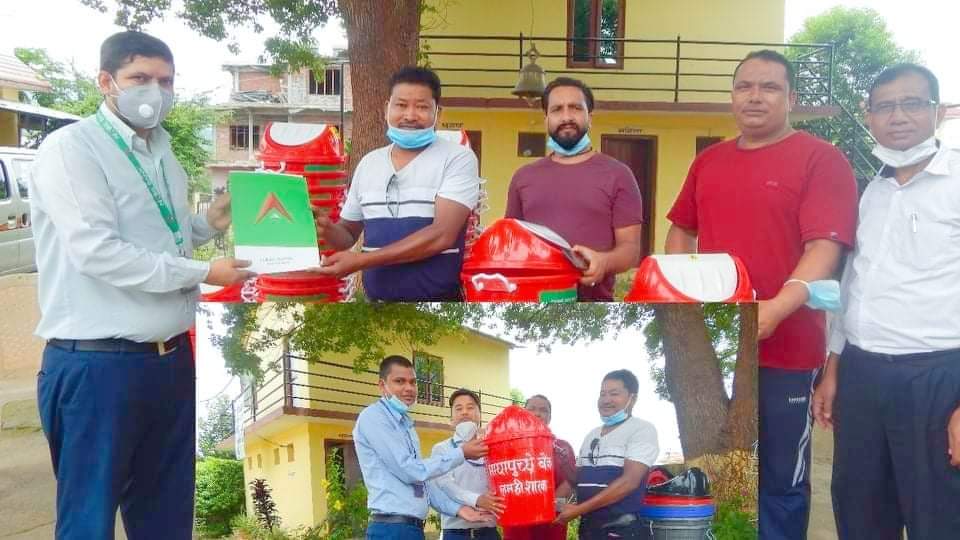 लमही खानेपानीलाई लमहीका दुई बैंकद्वारा डस्टबीन हस्तान्तरण