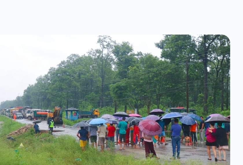 पूर्व–पश्चिम सडक भत्किएपछि राजमार्ग अवरु सयौं गाडीको जाम
