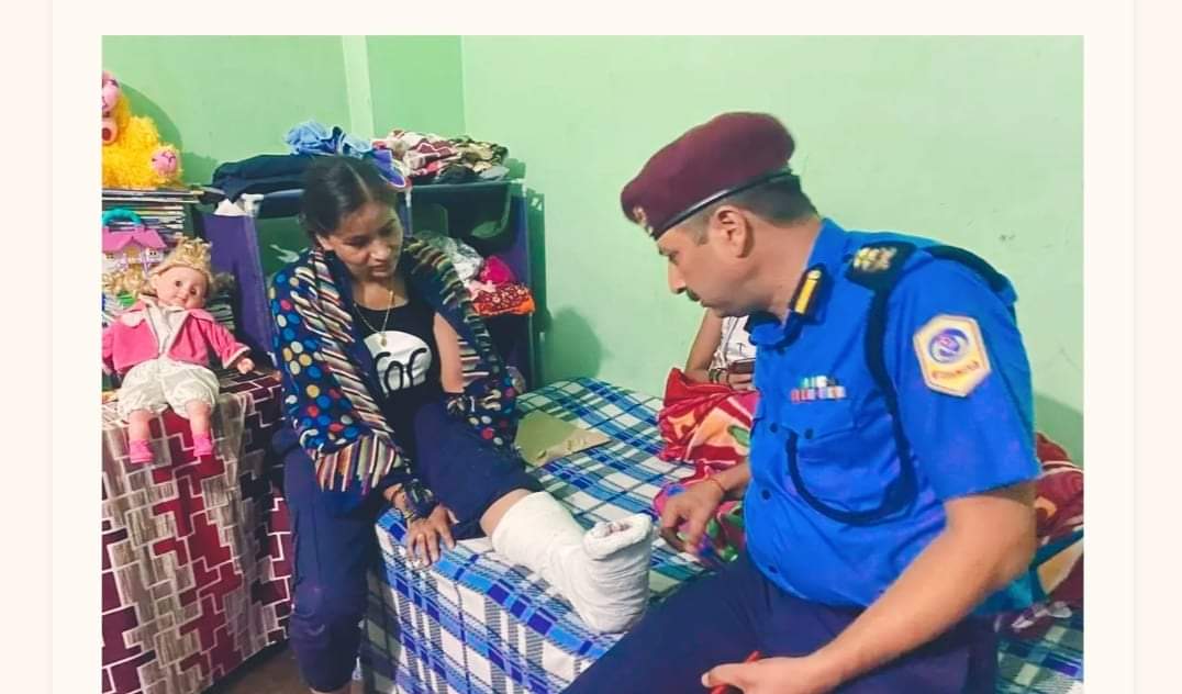 स्थानीयको ढुंगा प्रहारबाट १३ जना प्रहरी घाइते स्वास्थ अवस्था बुझ्न एसपी अधिकारी