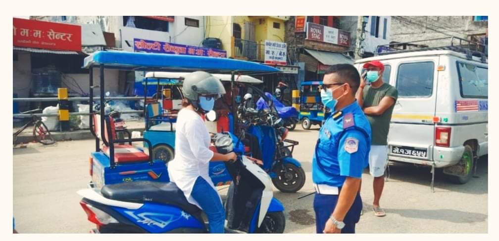 बाँके ट्राफिक प्रमुख भण्डारी सडकमा सवारी साधनहरु २ घण्टा होल्ड