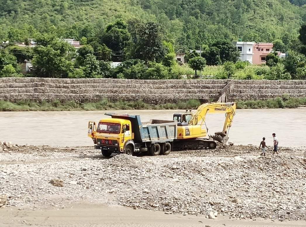 बाँके सिडियोको मिलोमतोमा राप्ती नदीबाट नक्कली बिल प्रयोग गर्दै नदिजन्य उत्खनन: स्थानीय