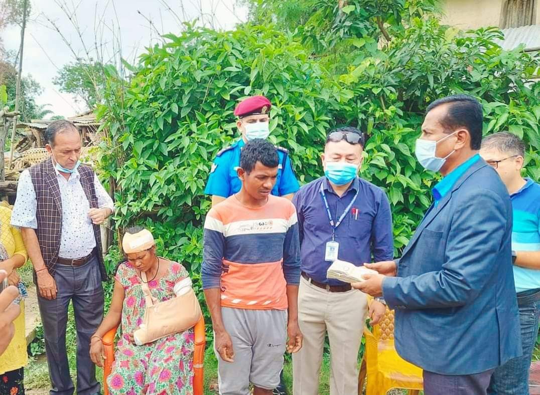 वर्षाले घर भत्केर मृत्यु भएका परिवारलाई विपद व्यवस्थापनले २ लाख २५ हजार राहत सहयोग