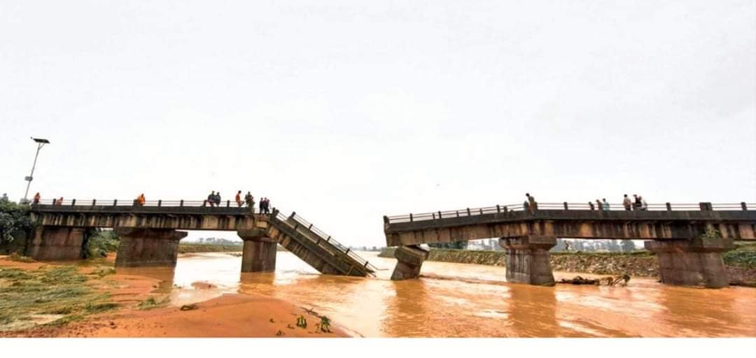 धनुषा र सिरहा जोड्ने कमला नदीको क्षतिग्रस्त पुल ठेकेदारले नै बनाउने