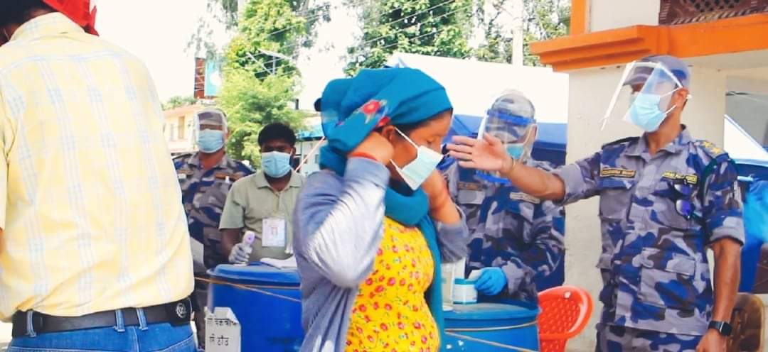 सशस्त्र प्रहरी बल जमुनाह बियोपीले नेपाल प्रवेश गर्नेलाई स्वास्थ्य सामाग्री वितरण