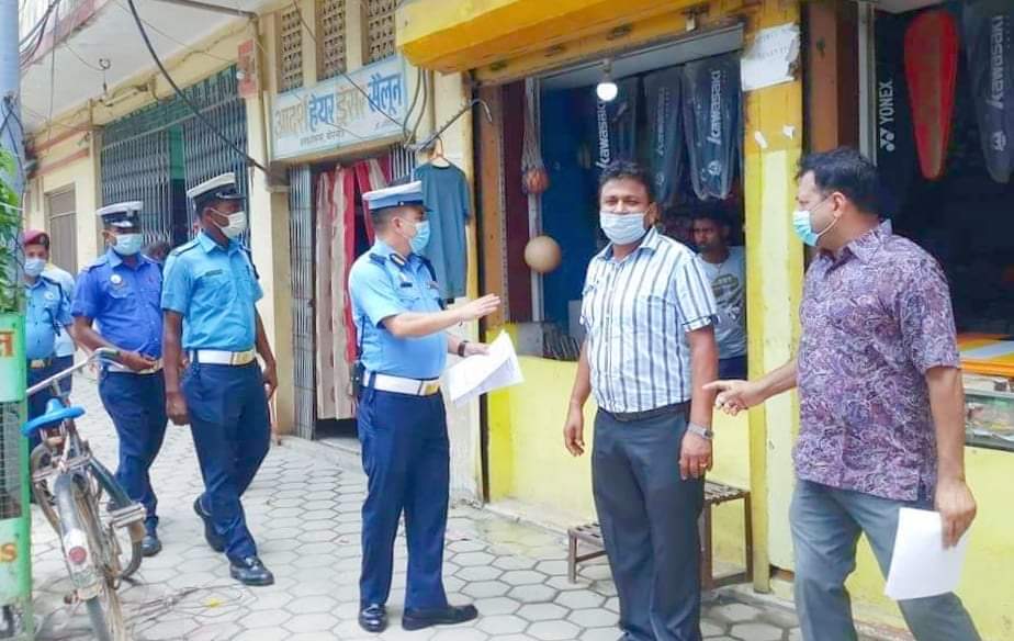 ट्राफिक नियम तथा पार्किङ सम्बन्धि जनचेतनामुलक पर्चा पम्पलेट-बितरण