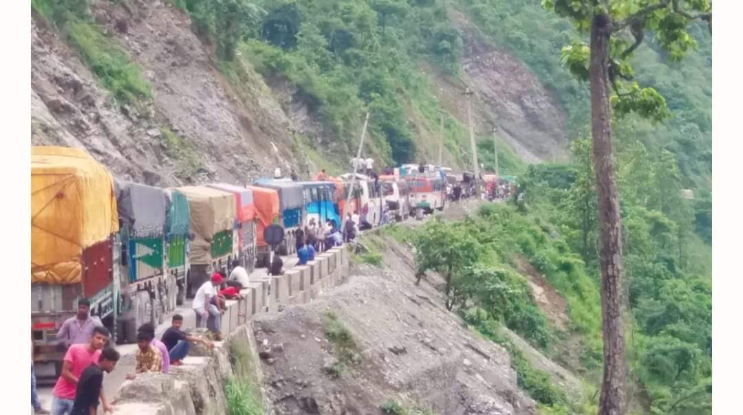पहिरोको कारण शनिबार विहानै देखि पृथ्वीराजमार्ग अवरुद्ध
