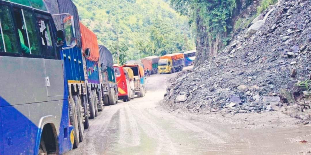 नारायणगढ-मुग्लिन सडकखण्ड पहिरो जादा फेरि सडक अवरुद्ध