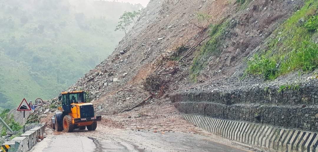 नवलपरासी राजमार्गमा पहिरो जाँदा यातायात सेवा अवरुद्ध