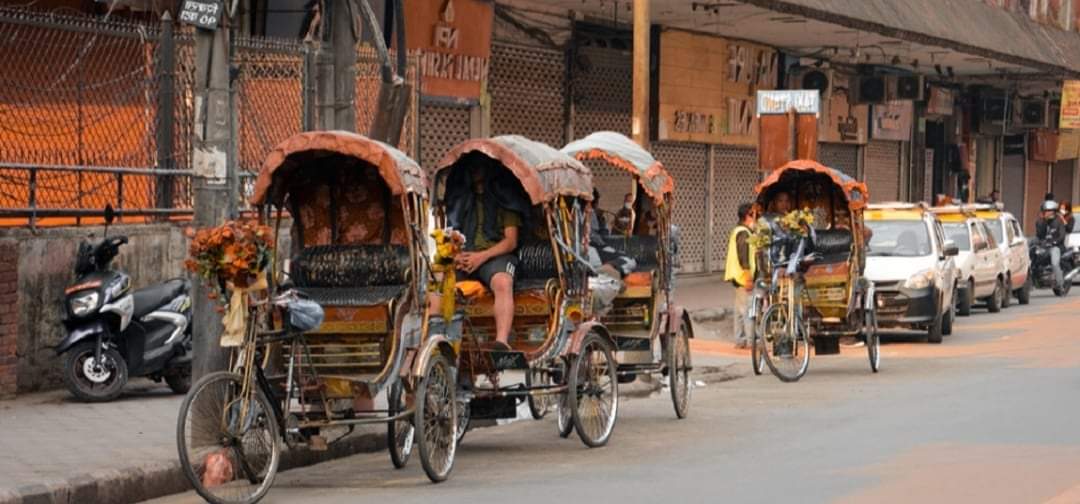 ठमेल क्षेत्र अझै सुनसान पर्यटक बोक्ने रिक्सा सुतेर दिन बिताउदै