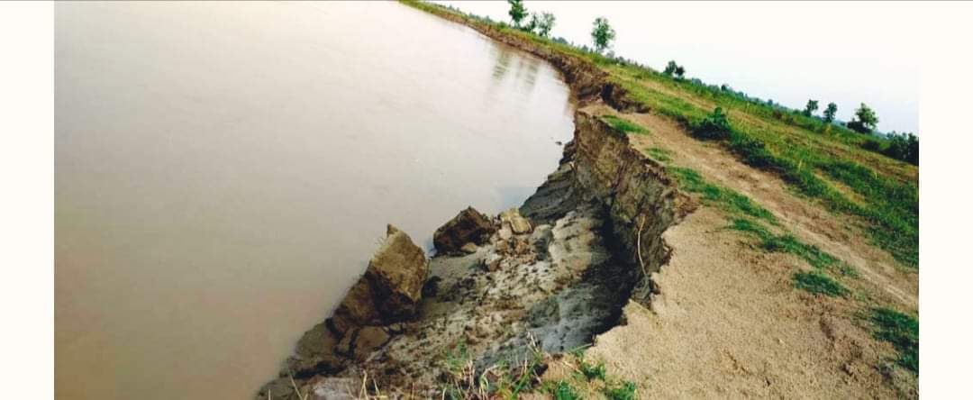 कर्णाली नदीले तटबन्ध भत्काएपछि गाउँमा पस्ने खतरा स्थानीय चिन्तित