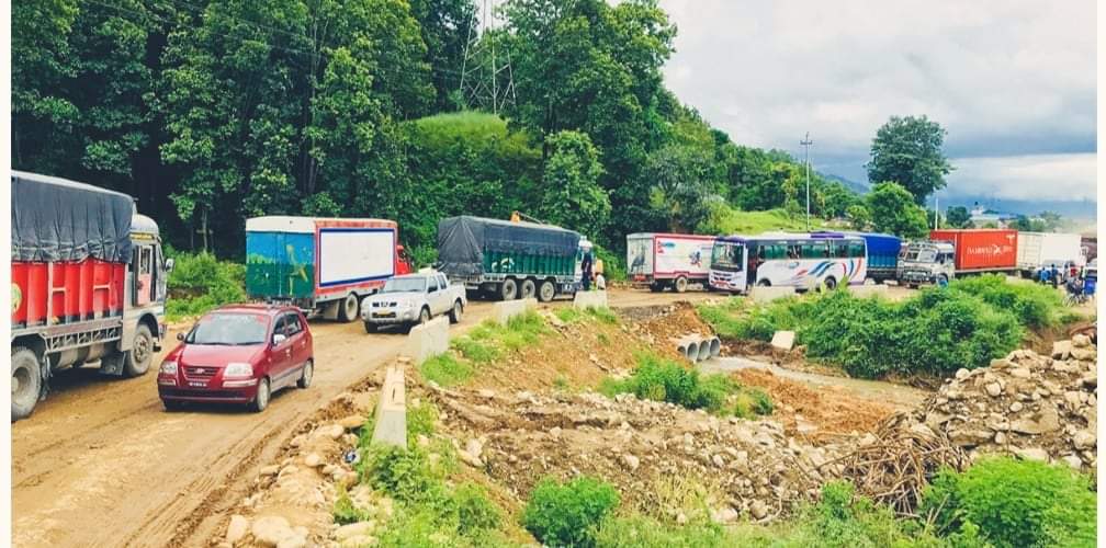 लगातारको बर्षाले डाइभर्सन बगाएपछि पूर्वपश्चिम राजमार्ग अवरुद्ध