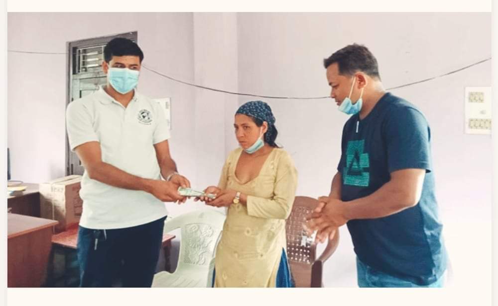 पत्रकार महासंगका अध्यक्ष दुर्गालाल केसी मार्फत सहयोगको रकम पीडित परिवारलाई हस्तान्तरण