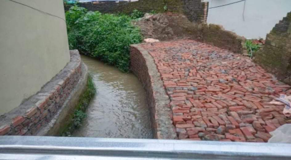 रापनालाले कब्जा गरेर भवन बनाउदै पानी घरमा पस्ने खतरा