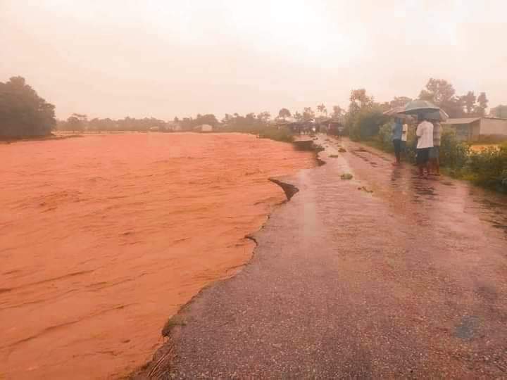 बुटवलको केही भागमा पहिरो जाँदा एक दर्जन घरहरुमा क्षति
