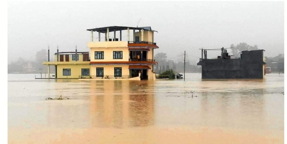 लगातारको बर्षाले घरहरु डुबानमा परेपछि गैँडाकोट नगरपालिकामा तालाबन्दी