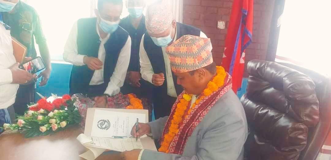 भालुबाङ पुगेर शहरी बिकास मन्त्री डिल्लि चौधरीले गरे पदभार ग्रहण,
