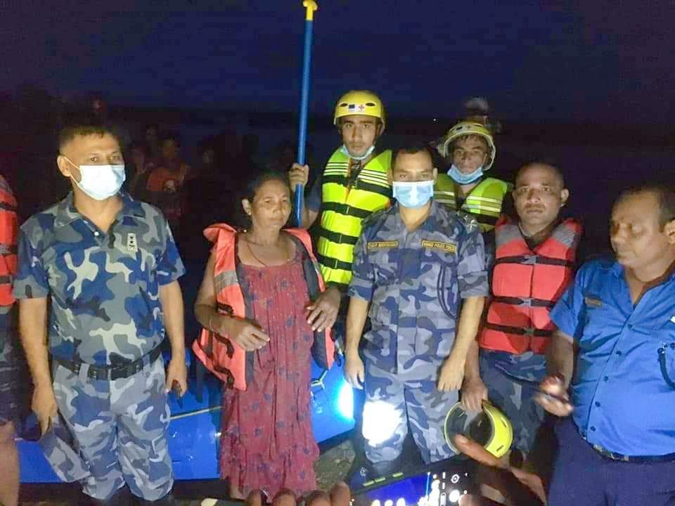 दाङको राप्ती नदीमा बेपत्ता भएकी एक महिलाको उद्दार