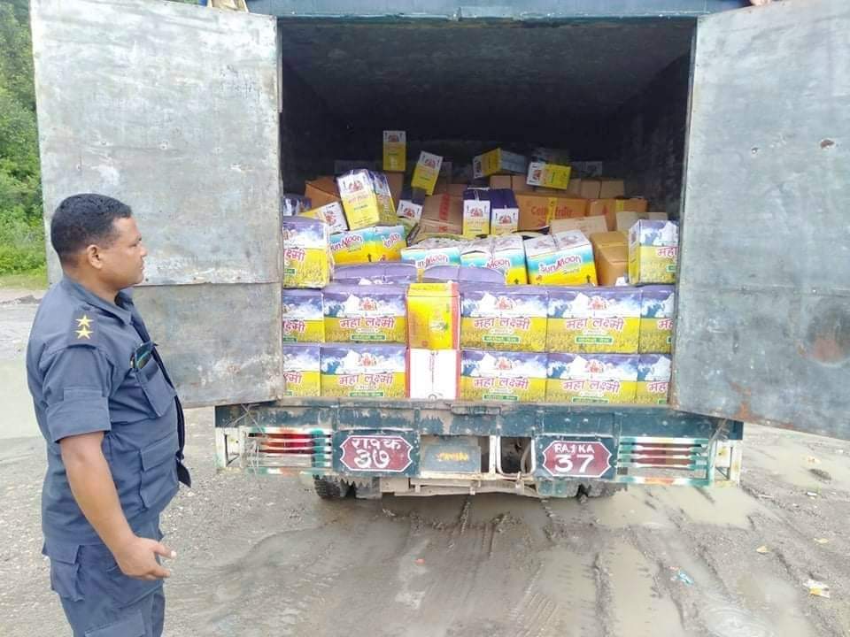 सुर्खेत प्रहरीले ६८ लाखको अवैध सामान सहित ट्रक पक्राउ २२ फरार प्रतिवादी पक्राउ