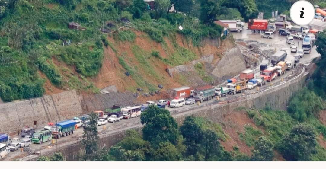 नागढुङ्गा नौबिसे सडकखण्ड अवरुद्ध सवारी साधन बिचमै जाम